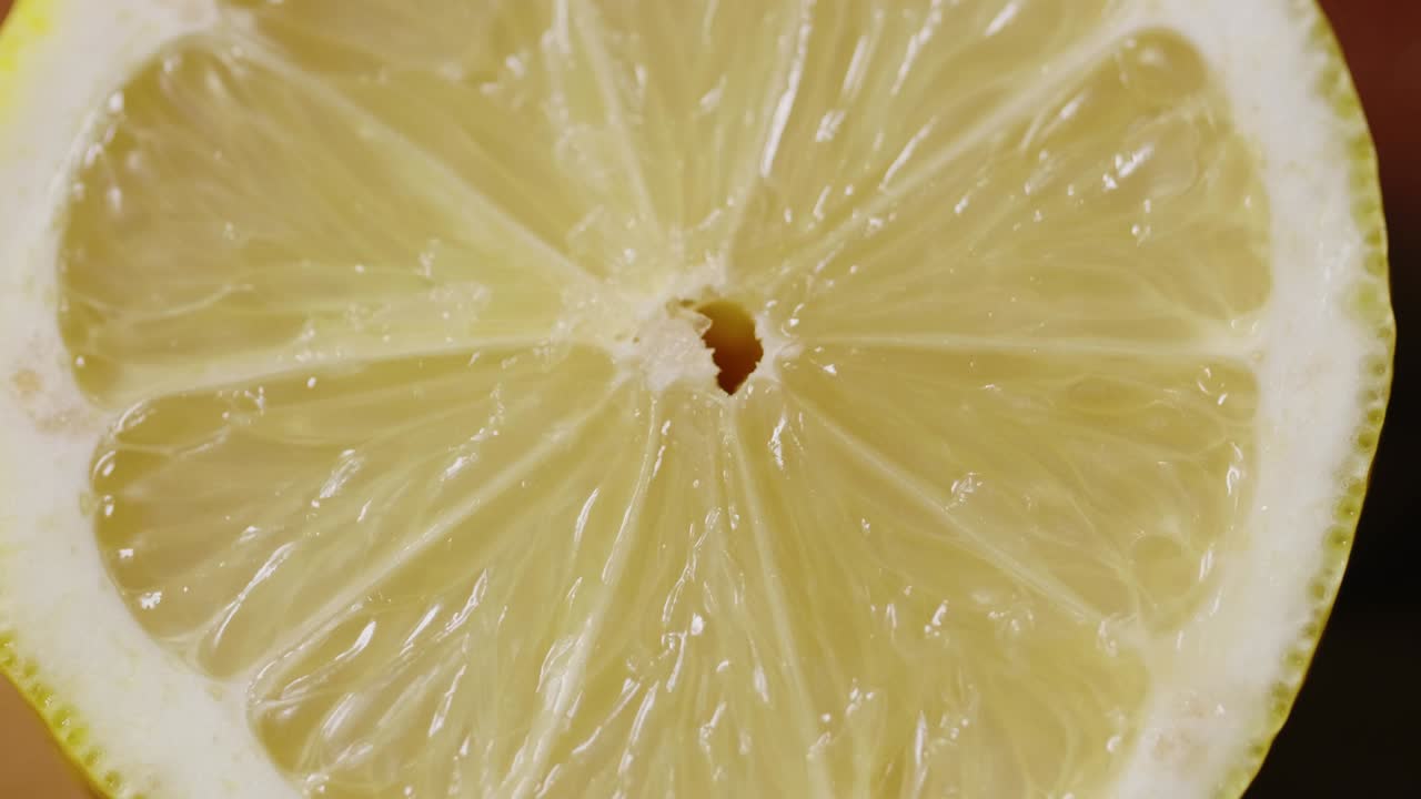 extremo primer plano de un limón fresco girando por encima de la cabeza