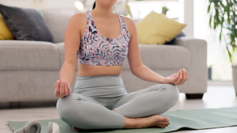 Meditación,-Loto-Y-Mujer-En-La-Sala-De-Estar