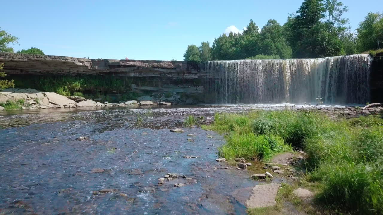 antena de la cascada jägala en estonia