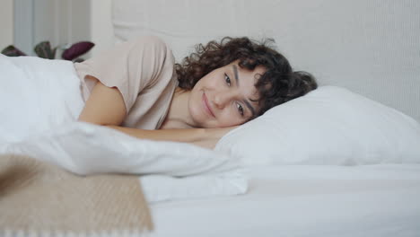 mujer relajándose en la cama