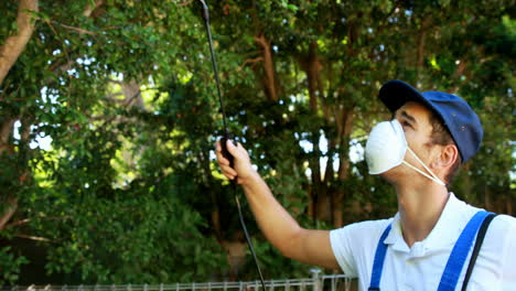hombre haciendo control de plagas