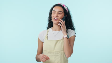 Frau,-Lachen-Und-Telefonanruf-Im-Studio