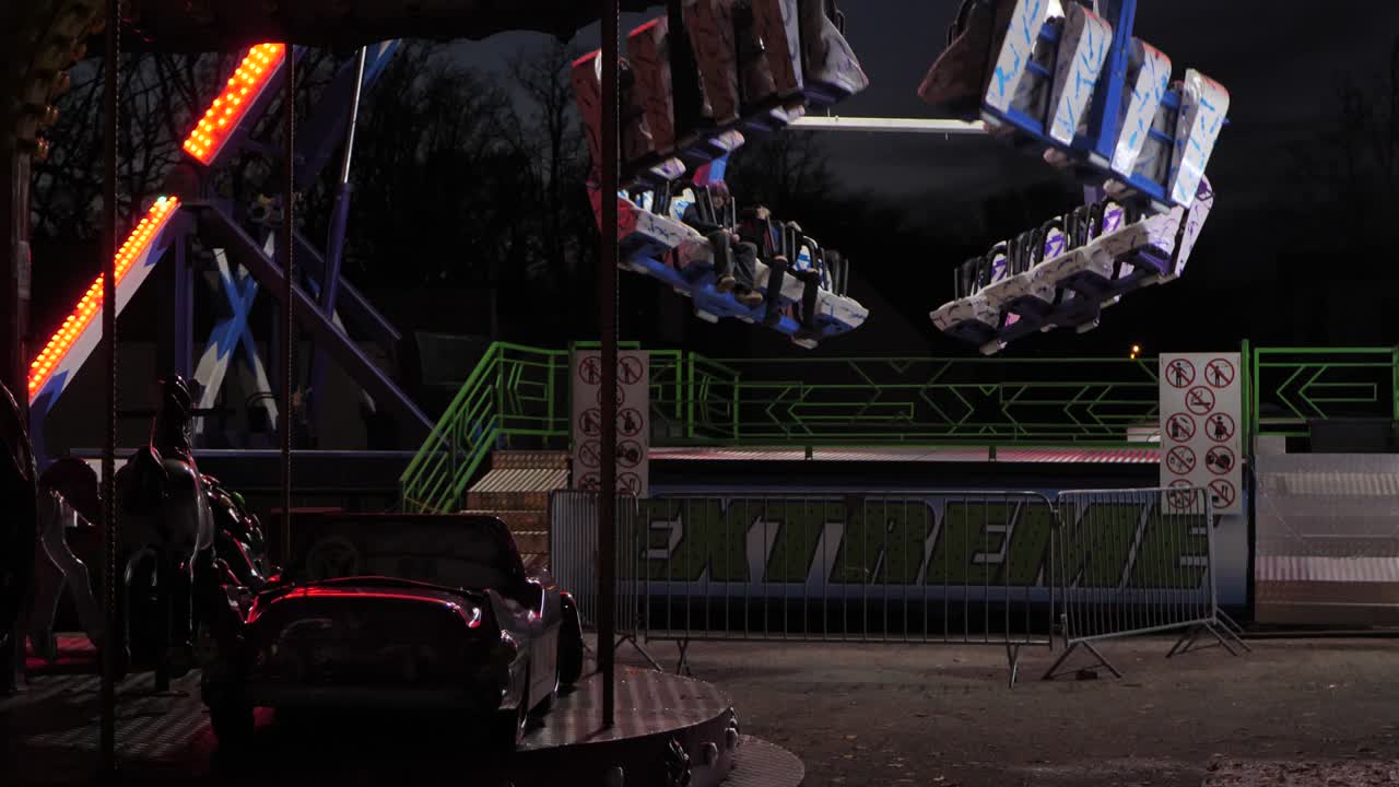 놀이 공원과 놀이터는 covid-19 코로나 바이러스 검역소에 폐쇄되어 있습니다.