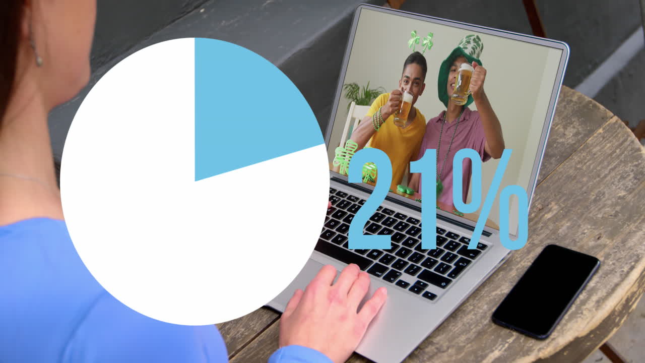 animación de gráfico de pastel llenando el icono con un porcentaje creciente sobre la mujer que tiene llamada de video