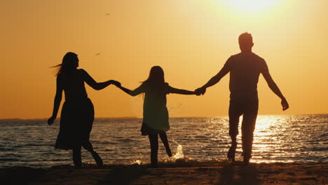Eine-Junge-Familie-Mit-Kind-Kuschelt-Und-Freut-Sich-Auf-Den-Sonnenuntergang-über-Dem-Meer-Schöne-Gemeinsame-Zeit
