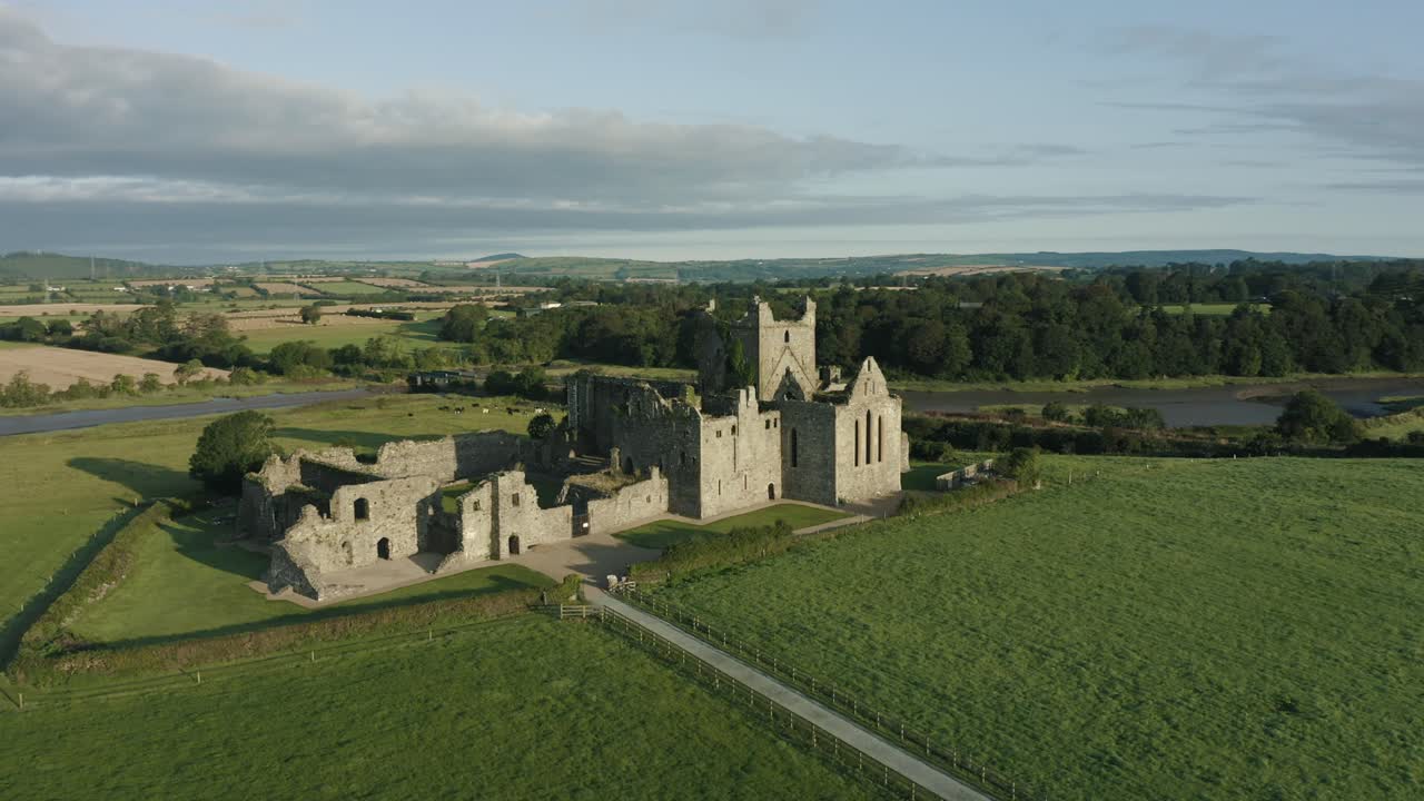 vista aérea, pan izquierda, la abadía de dunbrody es un antiguo monasterio cisterciense en el condado de wexford, irlanda