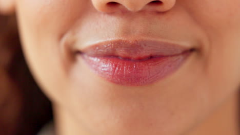 de cerca de dientes blancos y labios bonitos