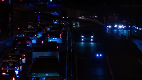 un lapso de tiempo nocturno del atasco de tráfico en la calle de la ciudad en tokio tiro largo