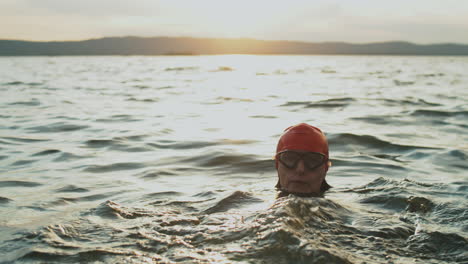 Porträt-Einer-Triathletin,-Die-Im-See-Schwimmt