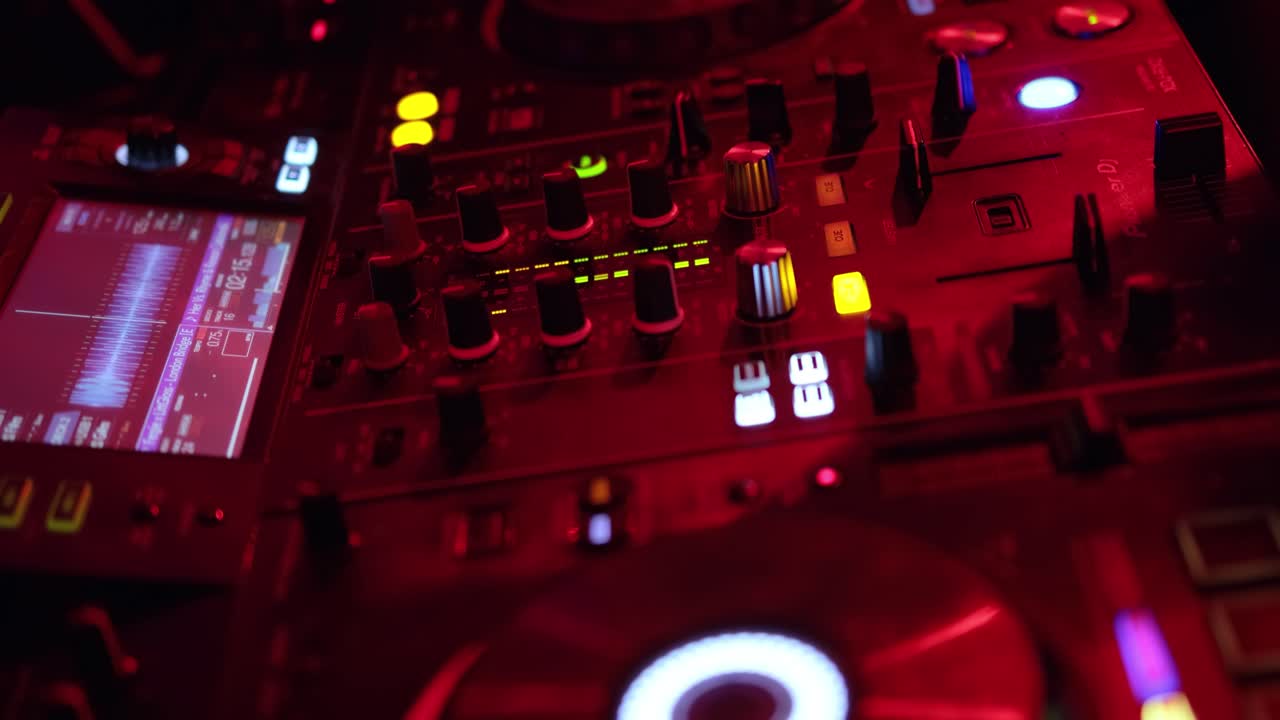 club nocturno, concepto de vida nocturna, manos de dj mezclando el control remoto de dj.