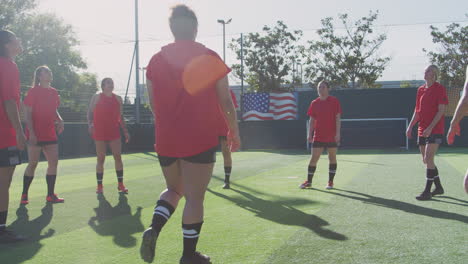 Jugadores-Pateando-La-Pelota-Mientras-El-Equipo-De-Fútbol-Femenino-Calienta-Durante-El-Entrenamiento-Antes-Del-Partido