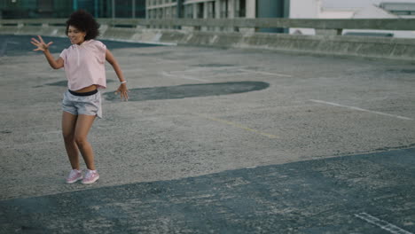 Tanzende-Frau,-Junge-Frau-Mit-Gemischter-Abstammung,-Die-Streetdance-Im-Urbanen-Stil-In-Der-Stadt-Genießt-Und-Freestyle-Moves-übt,-Trendige-Frau-Mit-Afro