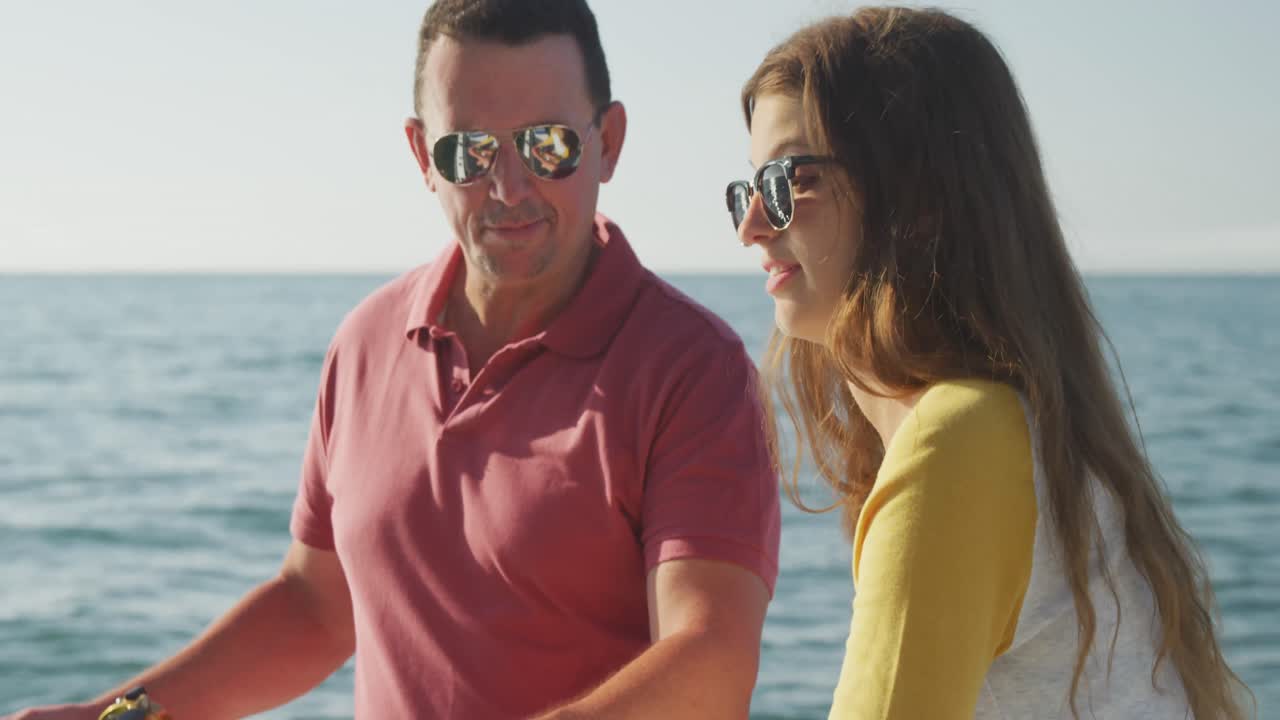 카우카스인 남자 와 그 의 십대 딸 이 보트 에서  ⁇ 시 를 하고 있는 측면 전망