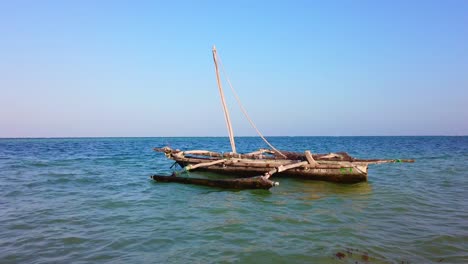 un barco tradicional en la playa de diani - playa de gulu - kenia, áfrica