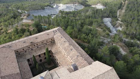 El-Monasterio-De-Leyre-Se-Levanta-Para-Revelar-Un-Bosque-Verde-Oscuro-Y-Un-Lago-Turquesa