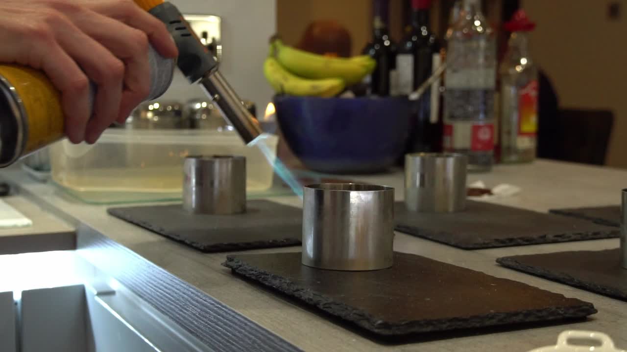 fuego artístico y hielo: pasteles de helado quemados en moldes metálicos