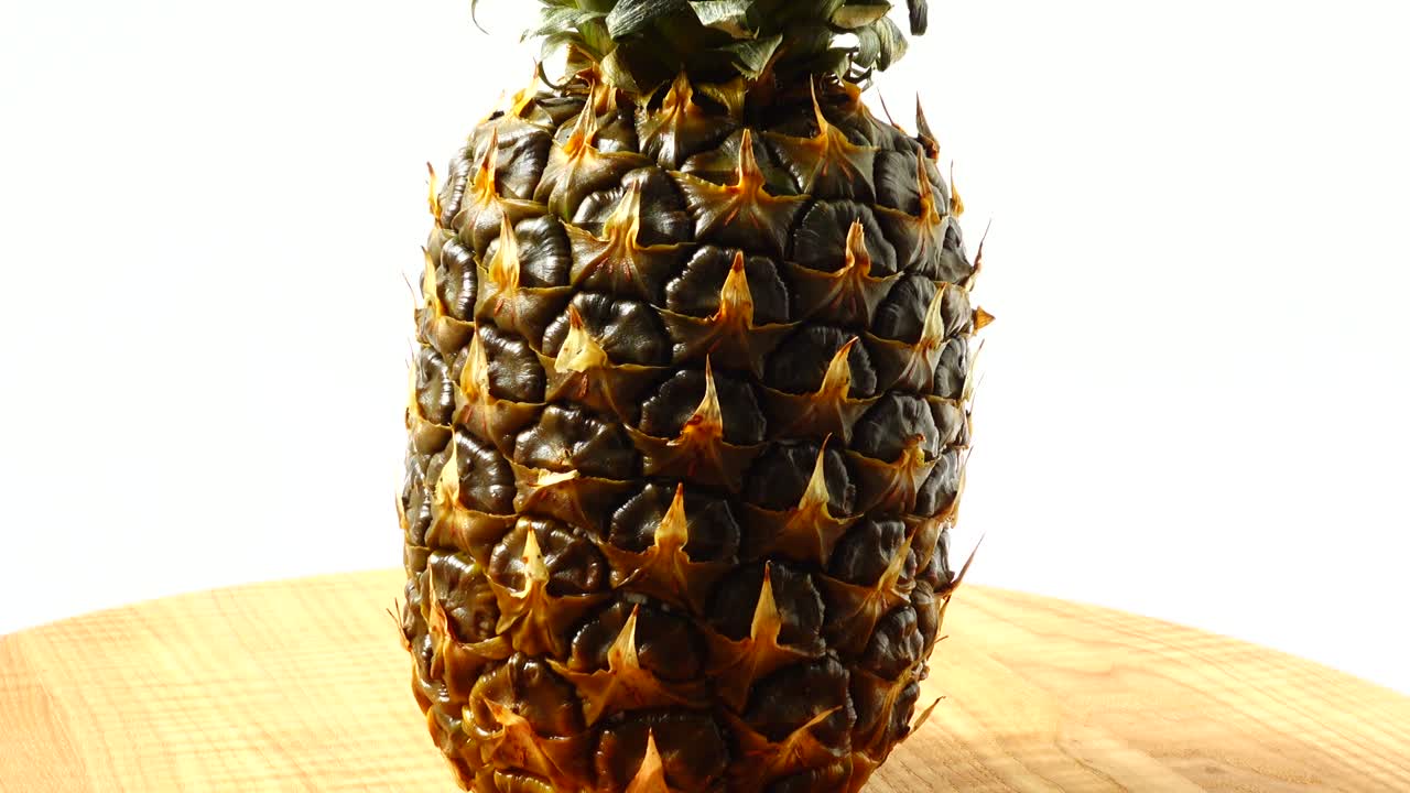 Ananas in Bewegung. Gesundes Essen.