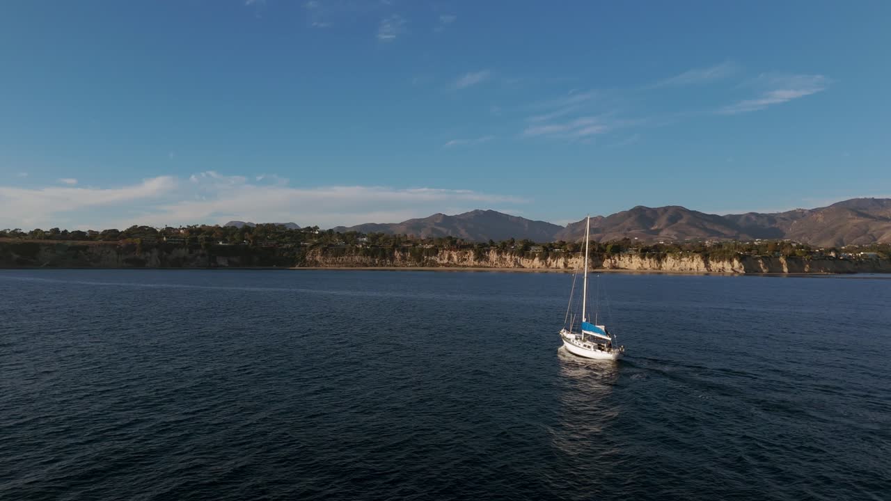 barco flotando frente a la costa de malibu, california