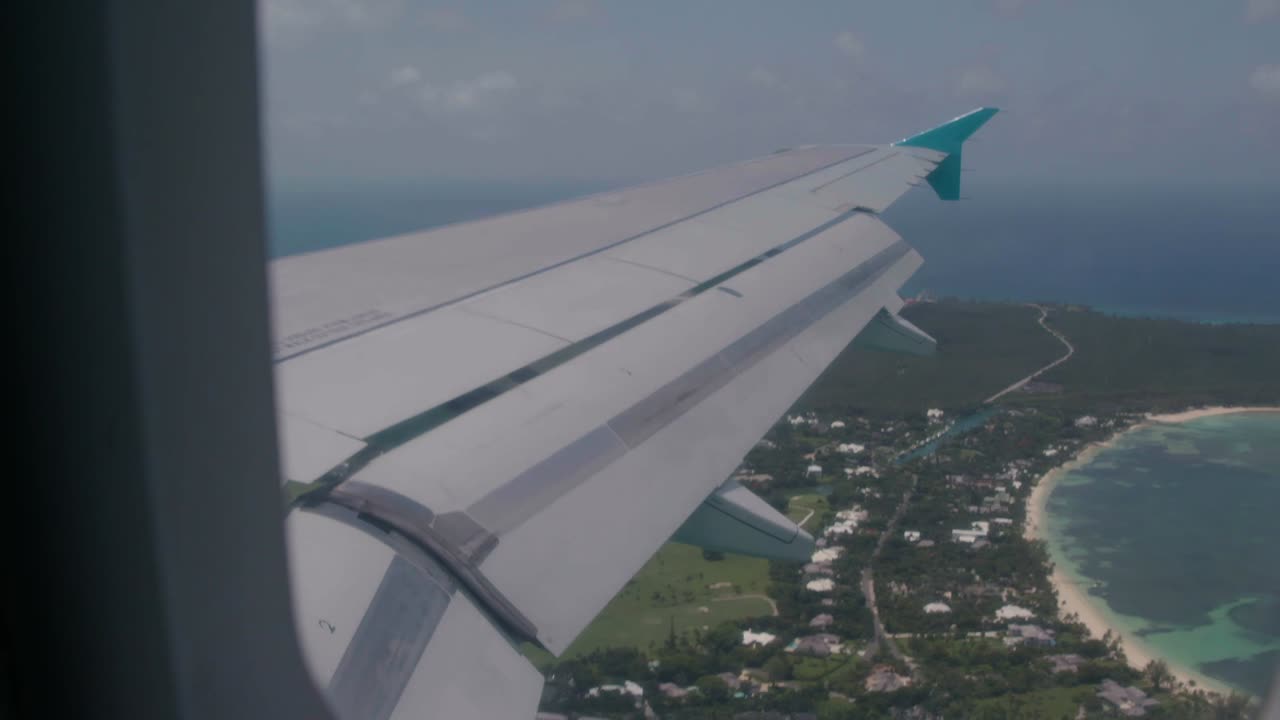 공항으로 날아가는 비행기 날개