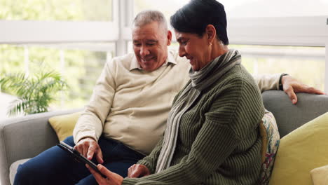 Nachrichten,-Senior-Und-Ein-Paar-Mit-Einem-Tablet