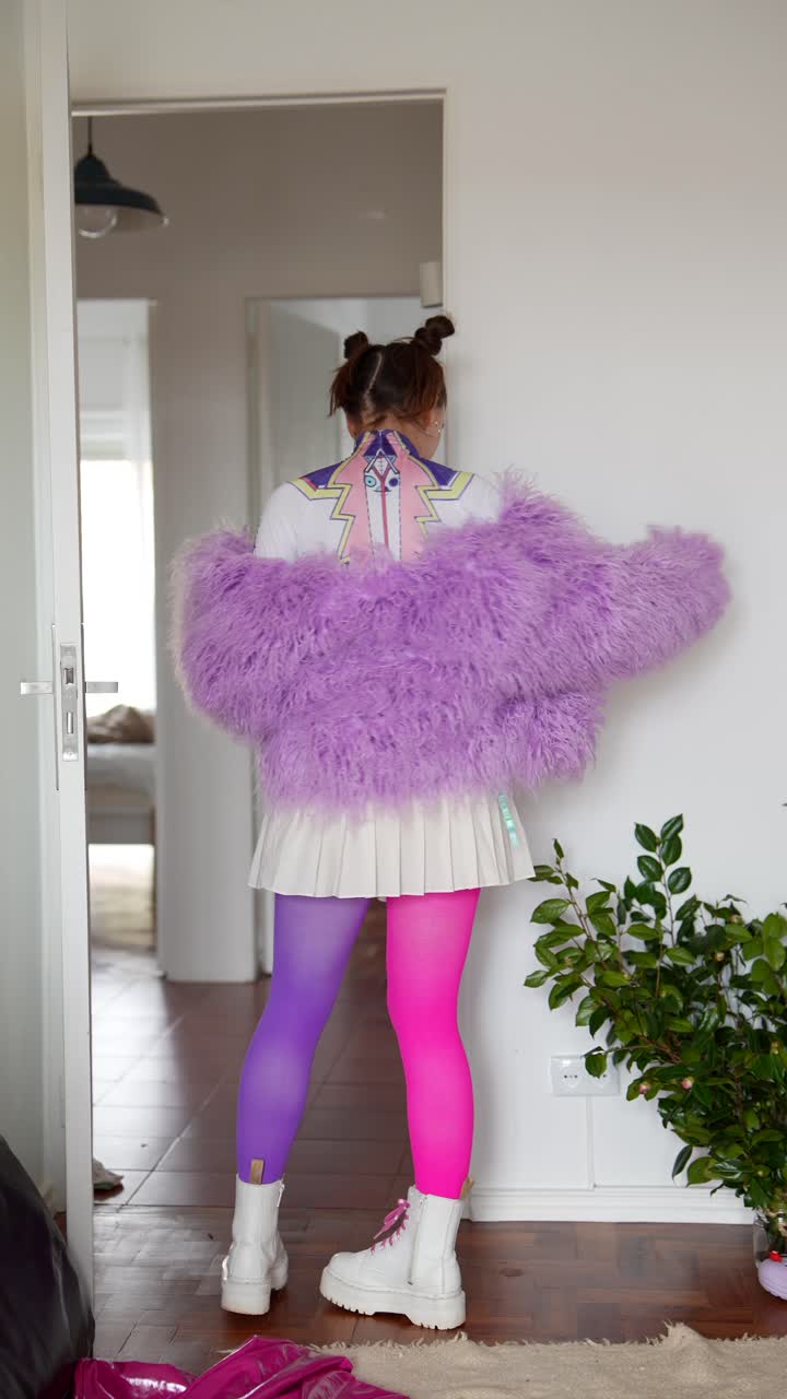 Jovem Mulher Posando com Traje de Moda Vibrante e Colorido