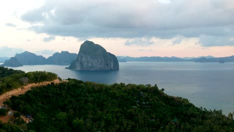 Vista-Aérea-De-La-Isla-Pinagbuyutan-Desde-La-Playa-De-Las-Cabanas,-El-Nido,-Palawan,-Filipinas