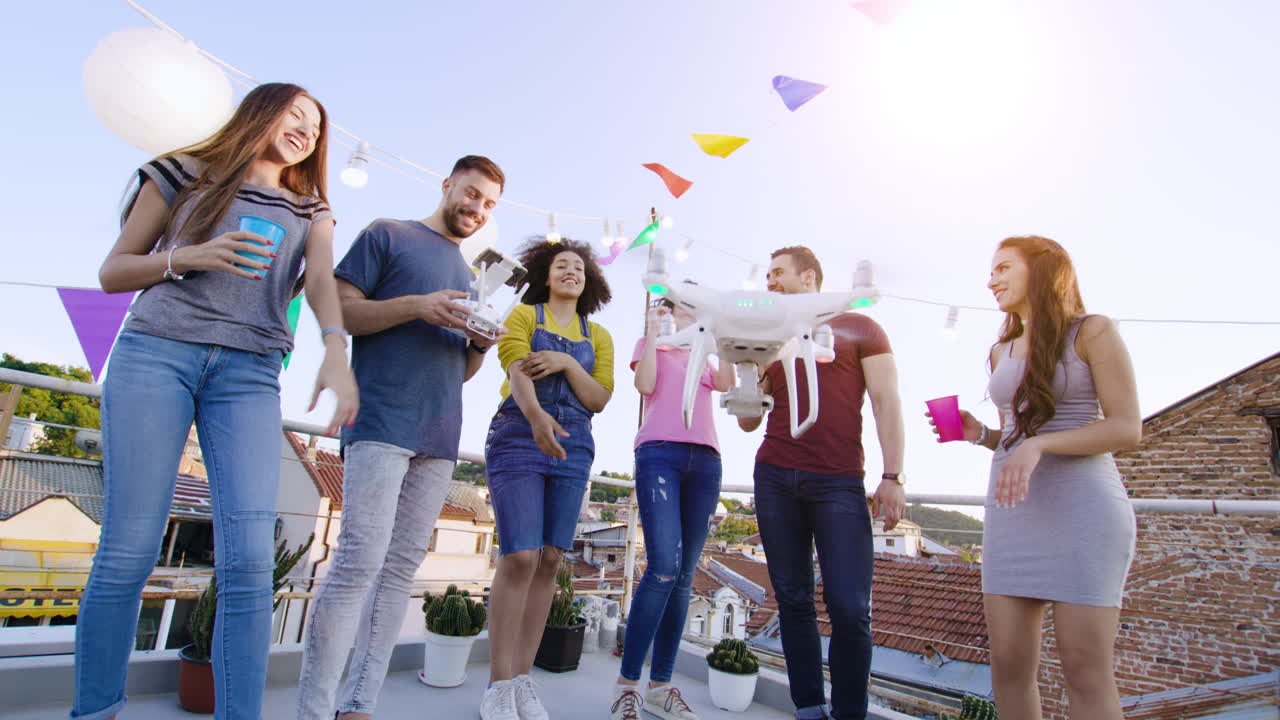 amigos celebran con drones en el techo