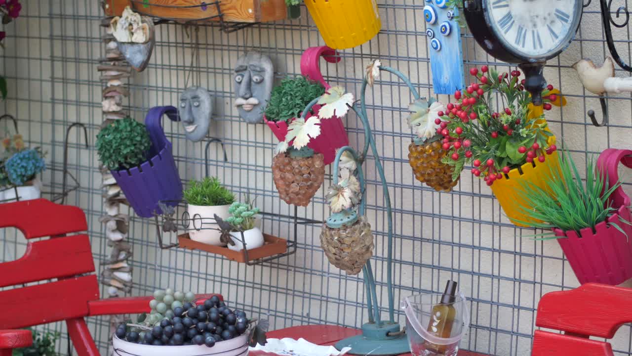 decoración de paredes colorida y creativa en un entorno de jardín al aire libre