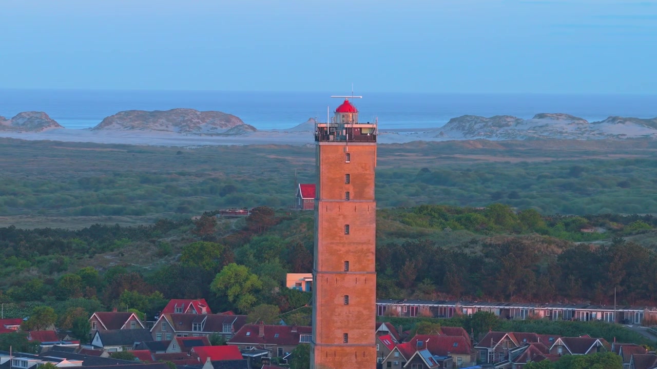 Brandaris fyrtårn glødende ved solopgang på øen Terschelling