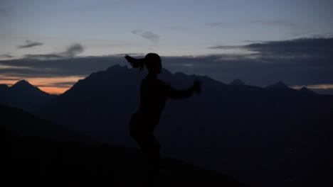 Zeitlupe:-Schöne-Aufnahme-Der-Silhouette-Einer-Jungen-Frau,-Die-In-Der-Abenddämmerung-Auf-Einer-Plattform-Tanzt-Und-Sich-Dreht