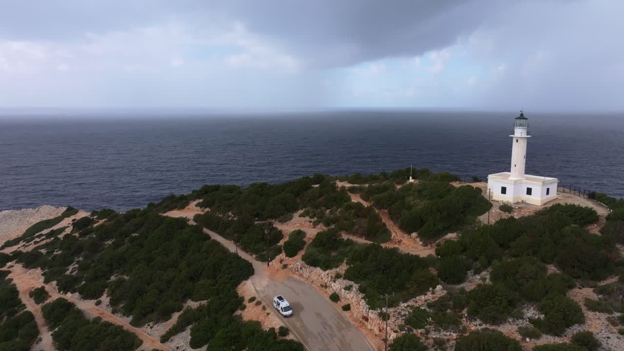 ギリシャ、レフカダ島。夕焼けに染まる岩の海岸線と灯台。