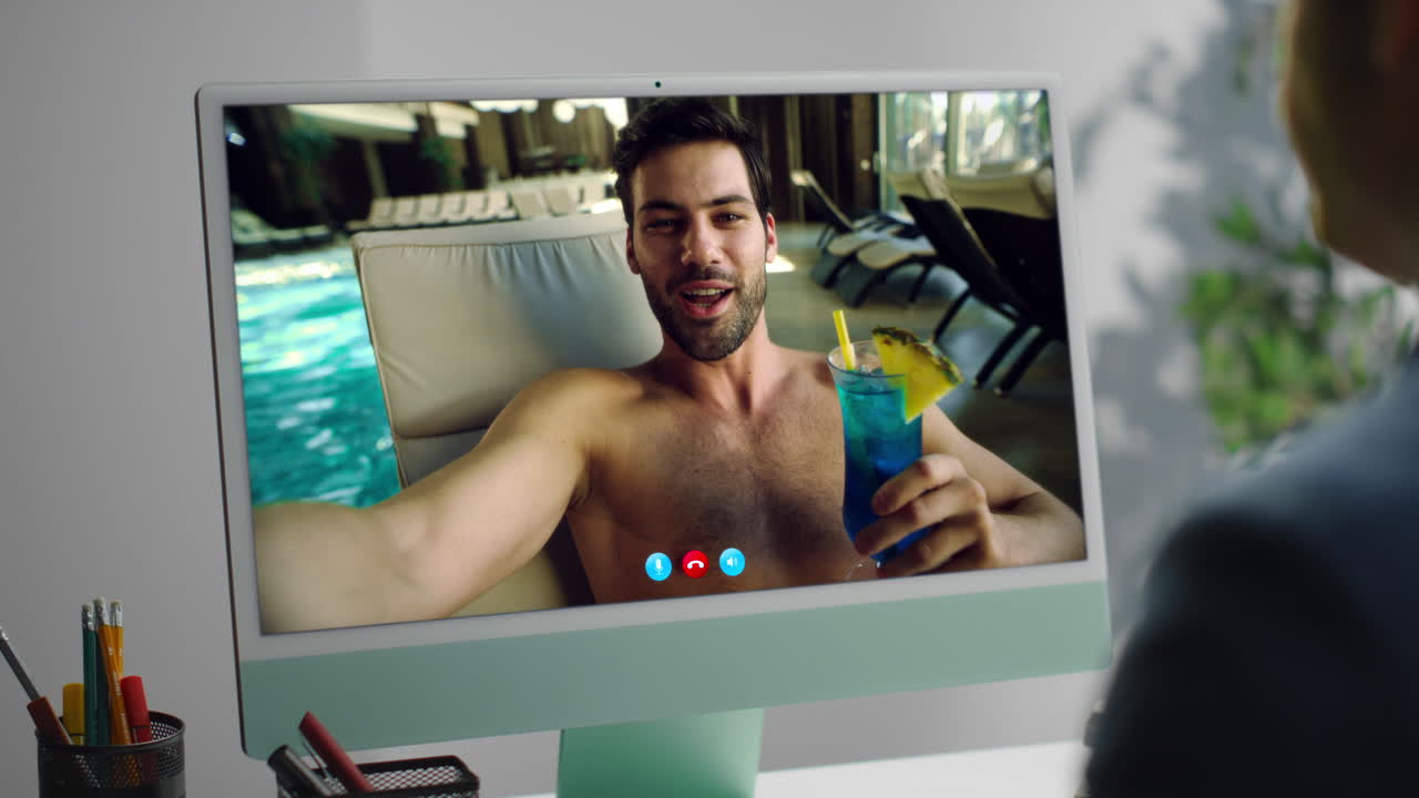 Videochiamata di un uomo in vacanza a bordo piscina