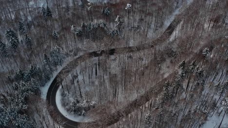 Zurückgezogene-Winteraufnahme-Einer-Doppelt-Gebogenen-Straße-Mit-Blick-Auf-Das-Attraktive-Kloster-Schäftlarn-Im-Süden-Bayerns