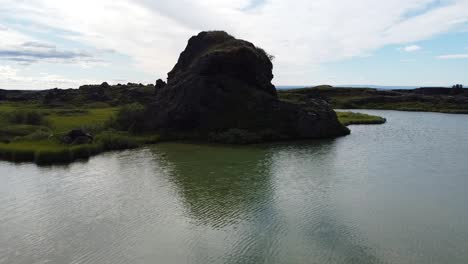 tierra de lagos y colinas con agua verdosa en islandia, vista aérea de drones