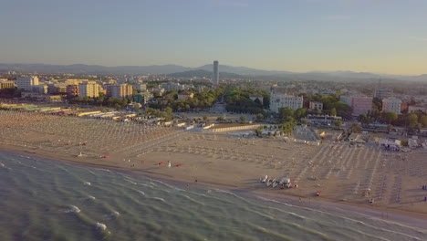 vista aérea de los horizontes de la ciudad costera en rimini resort en italia