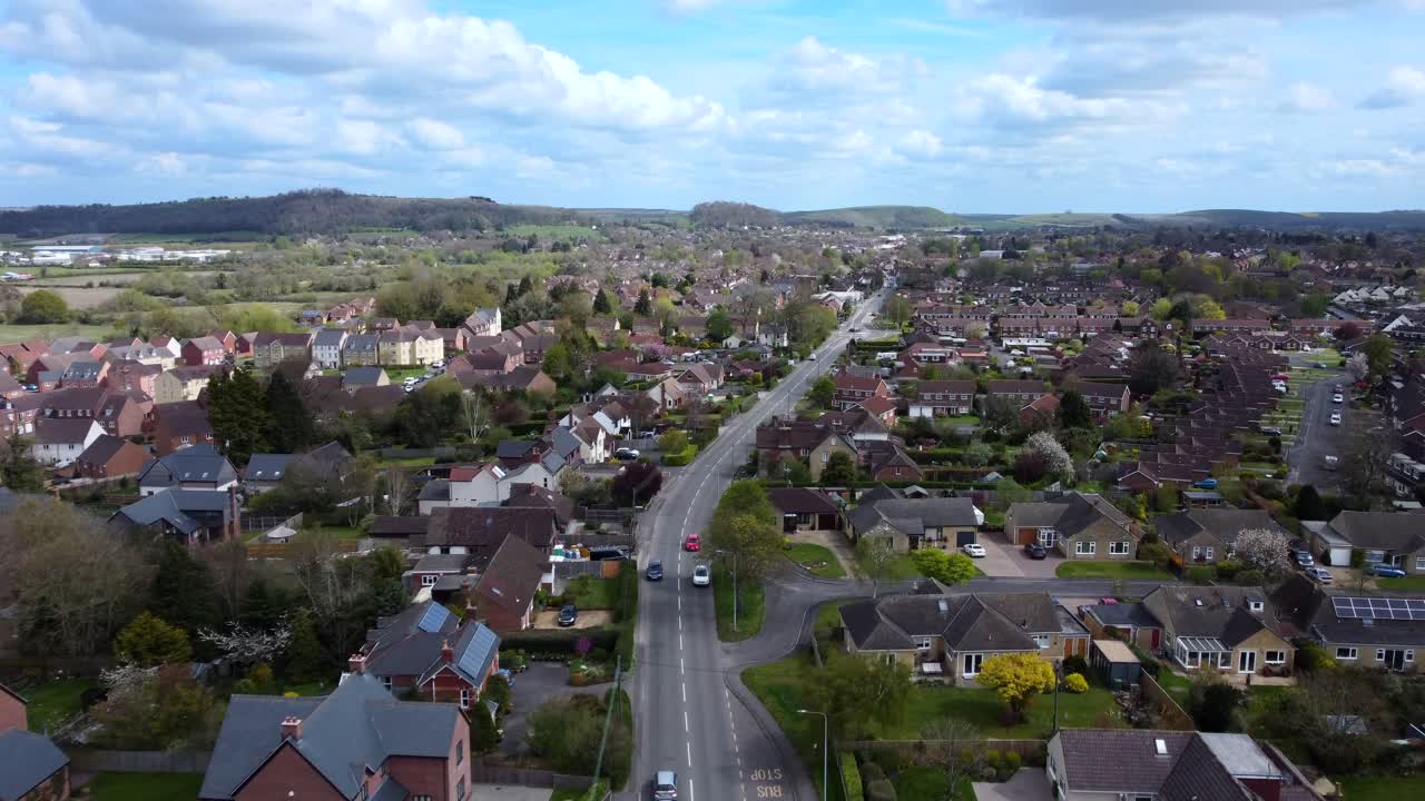 Cảnh quay drone bay qua thị trấn Warminster ở Wiltshire, Anh vào một ngày nắng