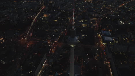 Unglaubliche-Szenische-Nachtansicht-über-Den-Alexanderplatz-Und-Den-Berliner-Fernsehturm-Bei-Nacht-Mit-Ampeln,-Filmische-Luftaufnahme