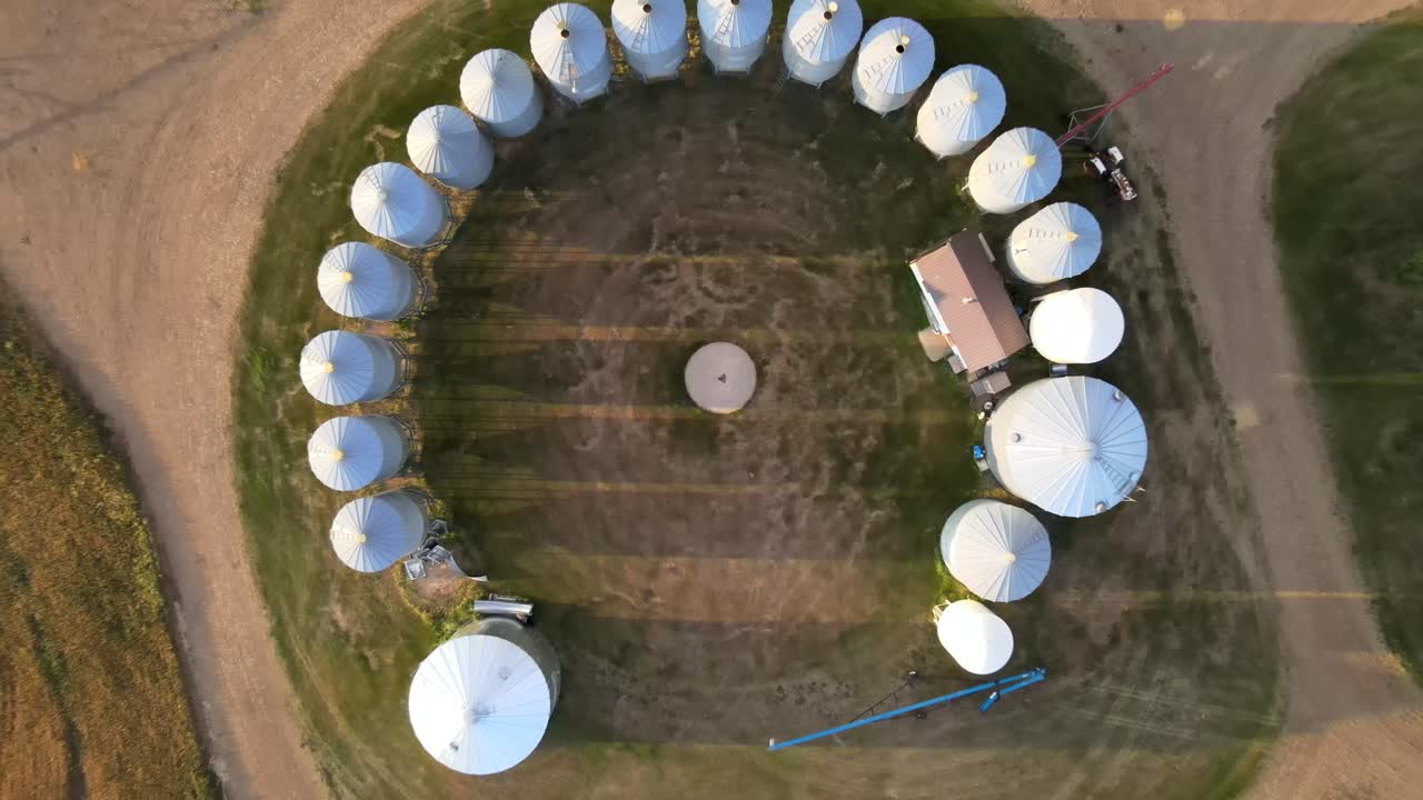 캐나다 대초원 환경에서 가족이 운영하는 농장에서 빠르게 상승하는 공중 촬영