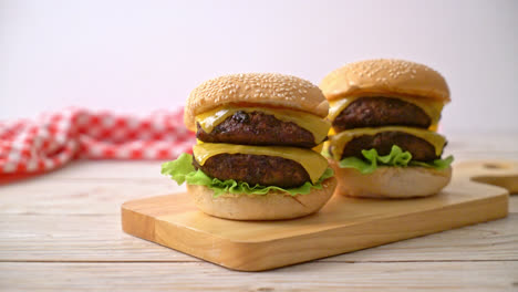 Hamburger-Oder-Rindfleischburger-Mit-Käse---Ungesunder-Essensstil