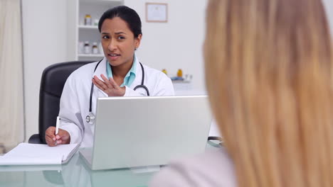 mujer que consulta a un médico de cabecera