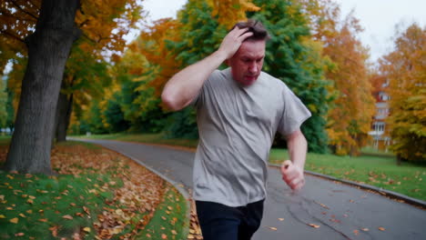 hombre corriendo en el parque de otoño