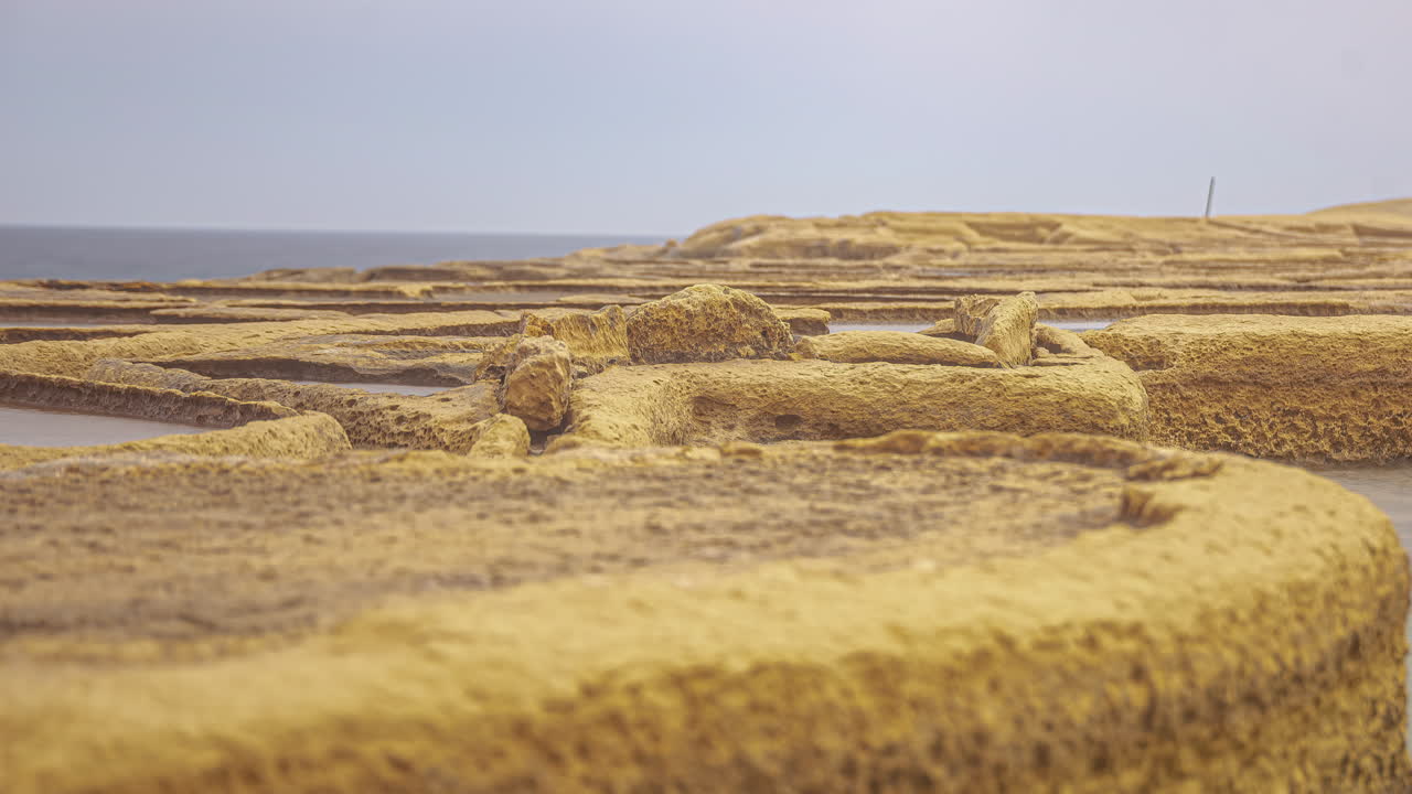 close up del lapso de tiempo de la dama en las famosas salinas en la costa de gozo en malta