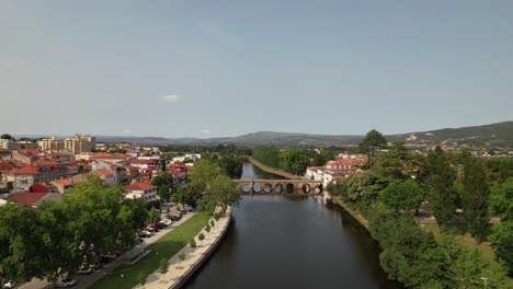 Vista-Aérea-Del-Río-Tâmega-Y-El-Puente-Romano-De-Trajano-En-Chaves,-Portugal.