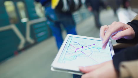 Mujer-Buscando-Estación-En-El-Mapa-Del-Metro-Usando-El-Panel-Táctil