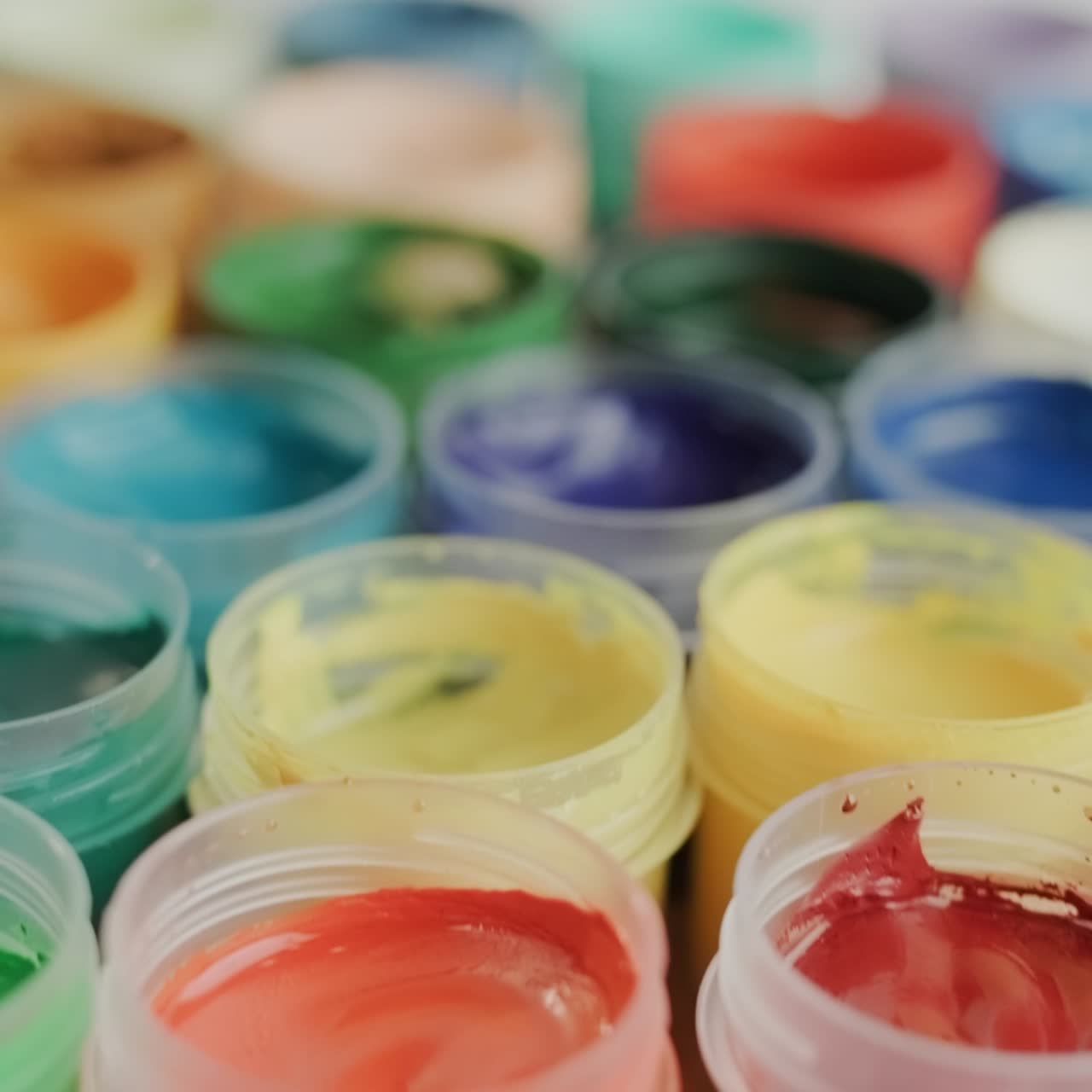 다색 구 아슈가있는 열린 캔