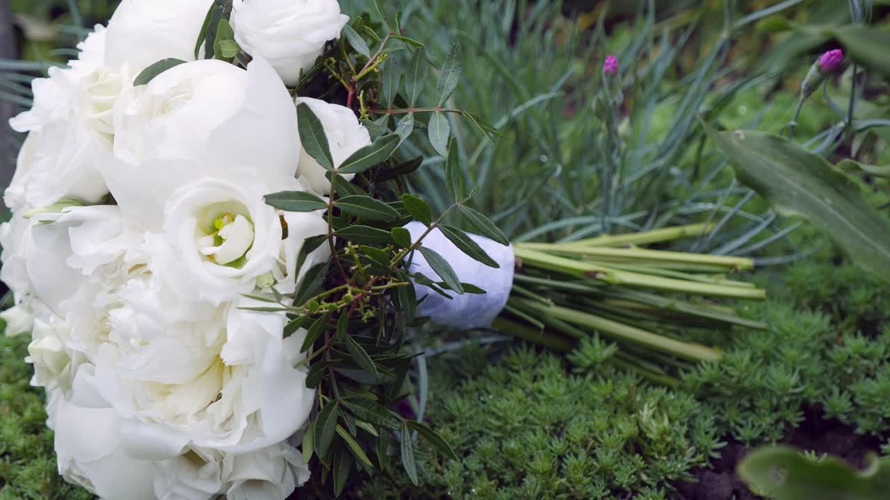 색 배경 에 고립 된 색 장미 로 만든 결혼식 꽃다발