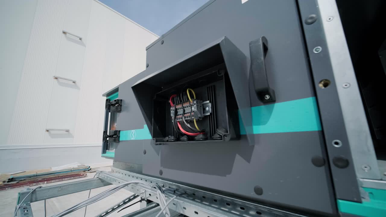 il sistema di aria condizionata e ventilazione di una grande struttura industriale si trova sul tetto. comprende un condizionatore d'aria, un scarico di fumo e una ventilazione.