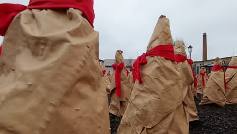 Muchos-Rosales-En-El-Jardín-De-Flores-Envueltos-En-Papel-Y-Atados-Con-Una-Cinta-Roja-1