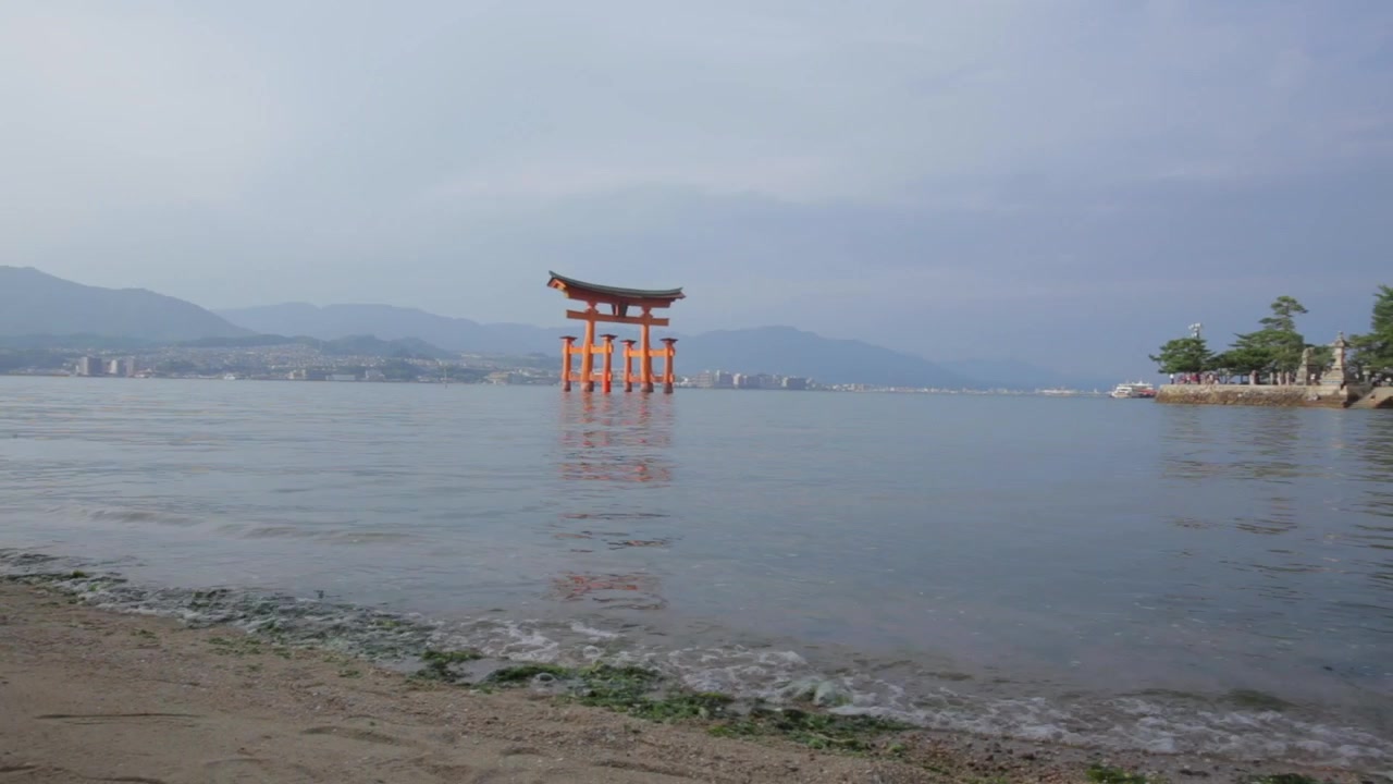 Torii principale di Miyajima al tramonto con vista mare