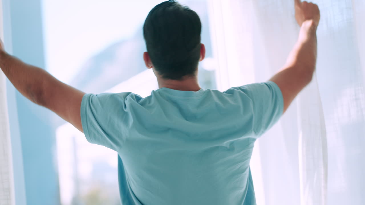 깨어나, 침실 커튼과 남자가  ⁇ 빛을 받고